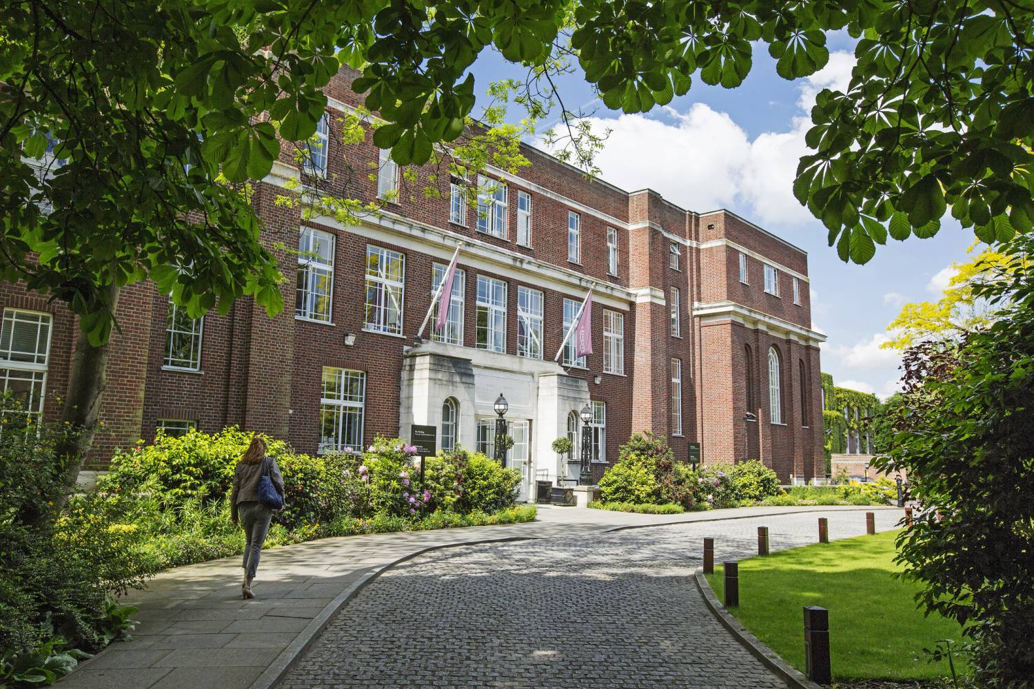 This university. Университет Риджентс Лондон. Регентс Юниверсити Лондон (Regent's University London). Регентский университет в Вирджинии. Лондон Регент парк школа.